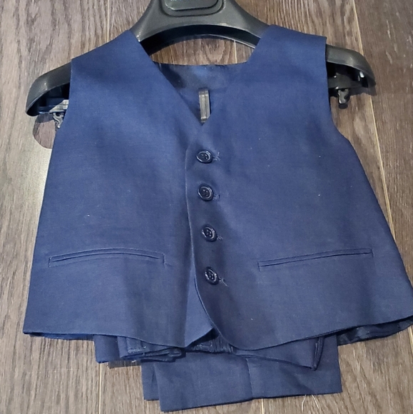 Beautiful boys size 2 navy blue 3 piece suit - Picture 3 of 4